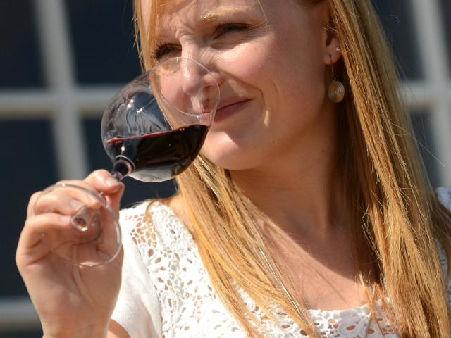 scne-femme-verre-vin-patrice-thbault.jpg