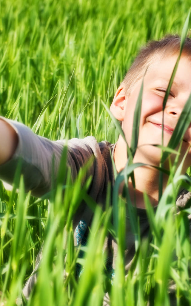 enfant-herbe-t-fotolia.jpg