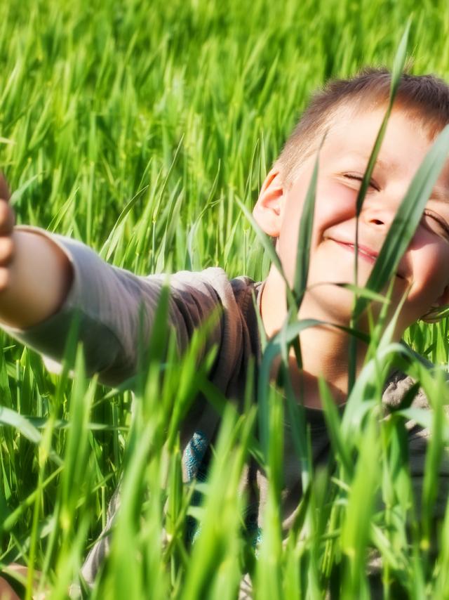 enfant-herbe-t-fotolia.jpg