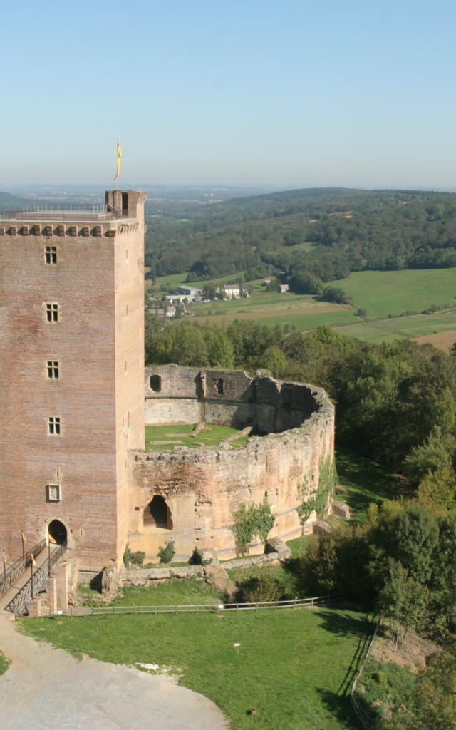 montaner-vue-arienne-chateau-de-montaner.jpg