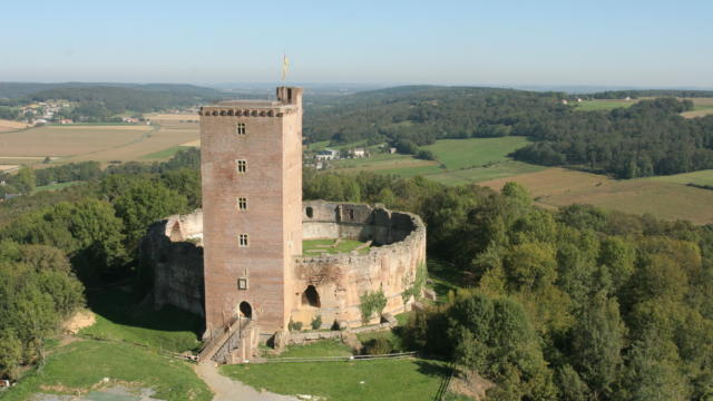 montaner-vue-arienne-chateau-de-montaner.jpg