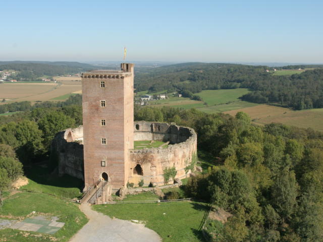 montaner-vue-arienne-chateau-de-montaner.jpg