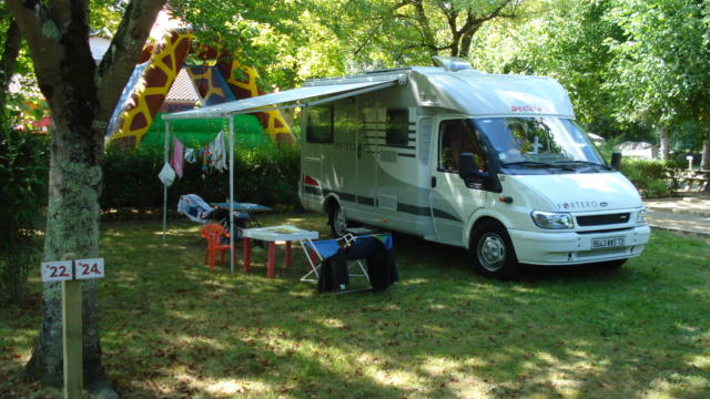 2-camping-gers-arros-accueil-camping-car.jpg