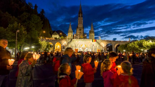 procession-aux-flambeaux-famille-bdp-vincent-ot-lourdes-2015.jpg