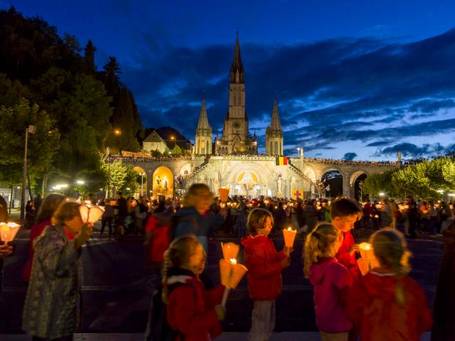 procession-aux-flambeaux-famille-bdp-vincent-ot-lourdes-2015.jpg