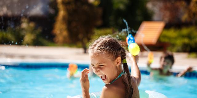 enfants-jouant-nageant-piscine-©-cookie_studio-on-Freepik.jpg