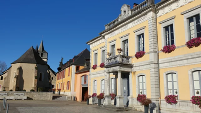 Mairie-et-place-fleurie-Mairie-dAzereix.png